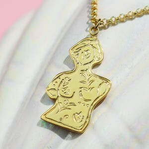 Venus necklace – plants on statue necklace