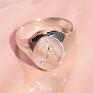 Anillo de sello ovalado con iniciales talladas a mano en letra inglesa antigua