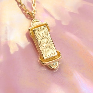 Collar con la carta del tarot El Sol: collar con colgante de sol dorado