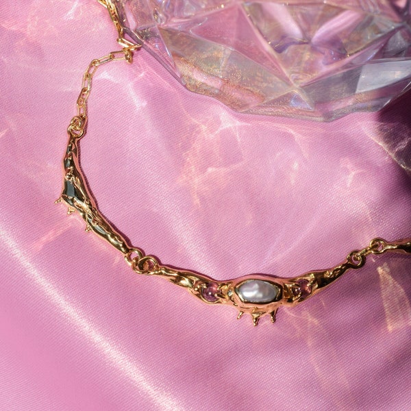 Collier tendance avec perles irrégulières et tourmalines roses sous une forme brute et organique