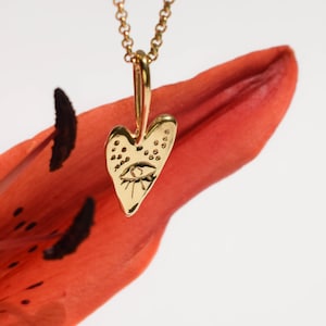 Heart and eye quirky necklace gold heart necklace image 6