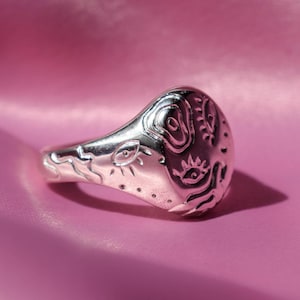 Silver signet ring - eyes artsy ring - unique signet ring genderless