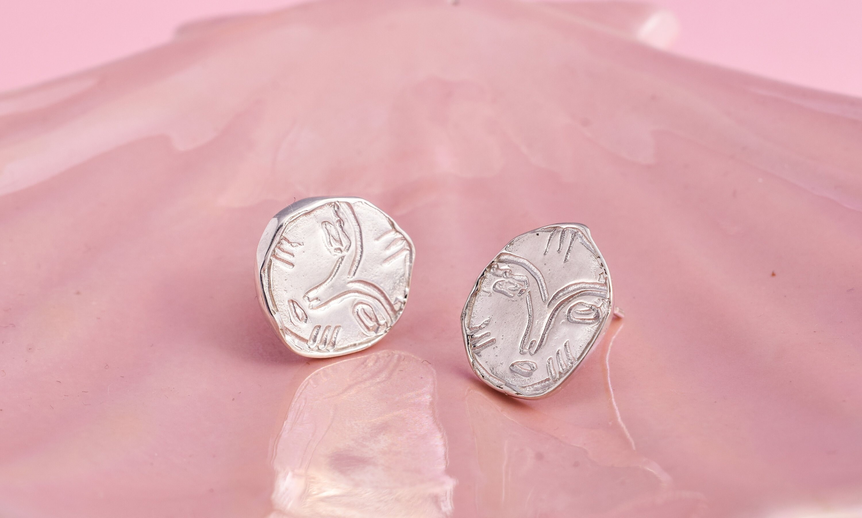 stud earrings for round face