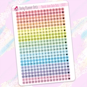 Peut inclure: Feuille d'autocollants de points de date pastel de 6 mm par Dorky Planner Girls. La feuille présente des rangées de cercles numérotés dans différentes couleurs pastel, avec des étoiles à la fin de chaque rangée. Le texte "Dorky Planner Girls" est en haut.