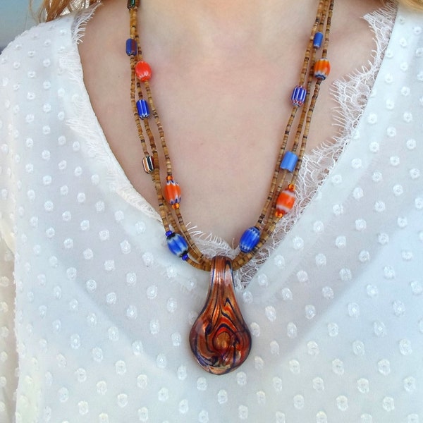 Collier ethnique chic pendentif Murano 3 rangs superposés rondelles de nacre amérindiennes heishi orange et bleu Sautoir en verre de Venise