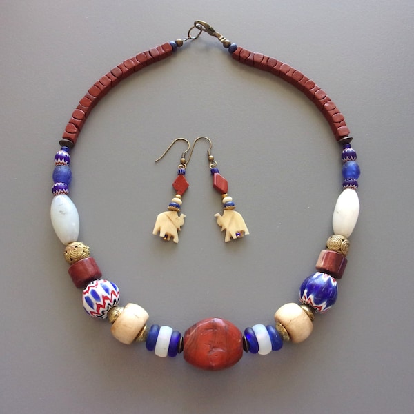 Collier ethnique en perles africaines anciennes en jaspe rouge, agates blanches et perles de commerce dogon bleues avec boucles d'oreilles