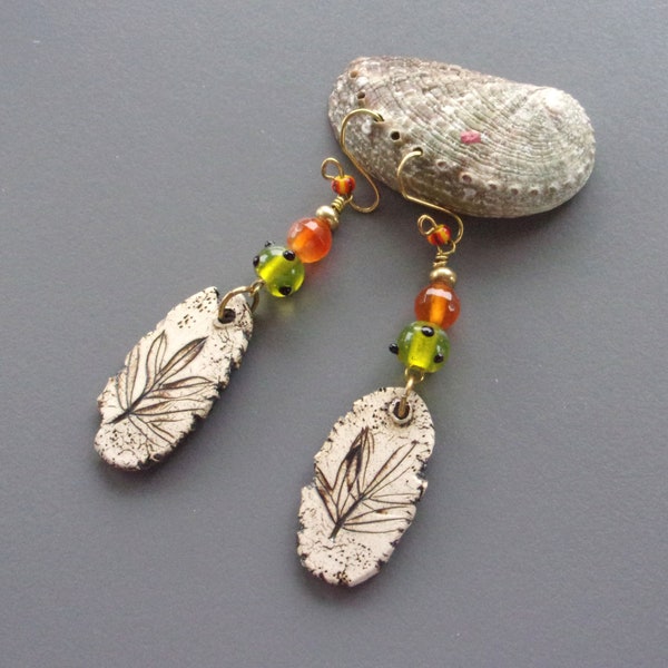 Boucles d'oreilles feuilles en céramiques artisanales, cornalines et verre au chalumeau Bijou ethnique nature en pierres fines pour femme