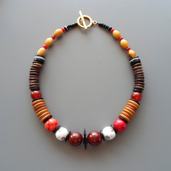 Collier tribal africain en céramiques et corail rouge avec agates et rondelles en bakélite et en coco Ras de cou ethnique pour femme