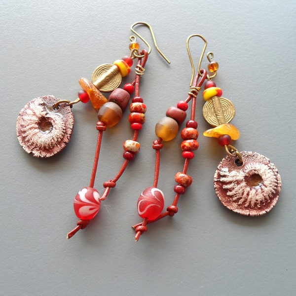 Boucles d'oreilles ethniques Ammonites rouges en céramiques artisanales, jaspe et perles africaines Bijou tribal pour femme
