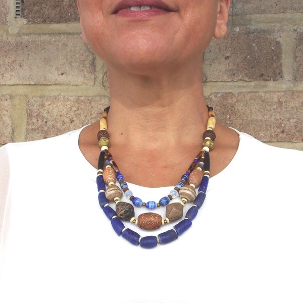 Collier plastron 3 rangs pour femme en perles africaines bleues, céramiques et os Bijou tribal mi long multirangs Collier ethnique chic