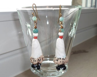 Boucles d'oreilles clochettes fleurs en céramiques artisanales et corail ancien avec turquoises blanches et jaspe turquoise