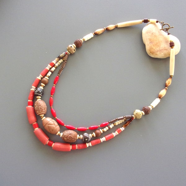 Collier ethnique multirangs pour femme en corail rouge, perles africaines bronze terres cuites et os Bijou tribal plastron mi long 3 rangs