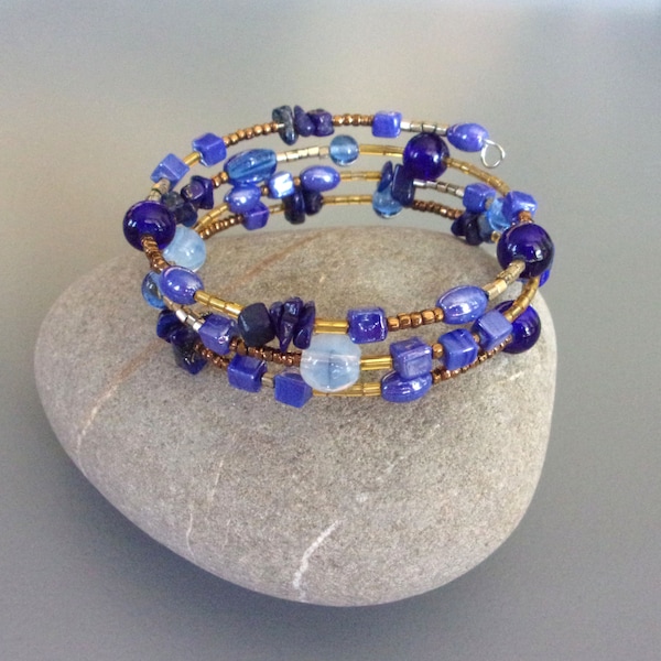 Bracelet 3 rangs bleu nuit et doré en lapis lazuli, verre artisanal et rocailles vintage Bracelet bleu marine à mémoire de forme pour femme
