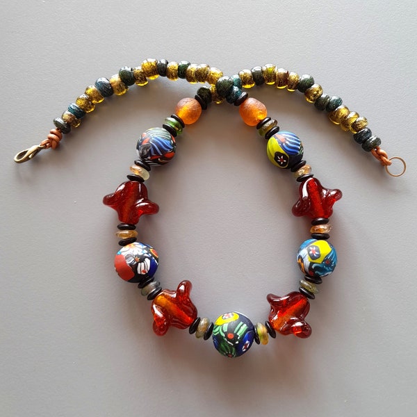 Collier mi long multicolore sur cuir femme en millefiori artisanales vintage, perles au chalumeau en verre torsadé et verre recyclé du Ghana