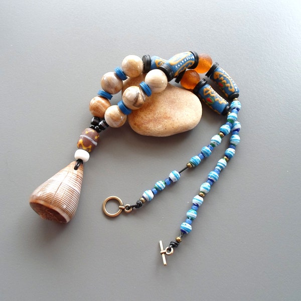 Collier ethnique pour femme en bois fossile, verre africain du Ghana et verre vintage et bakélite avec pendentif coquillage