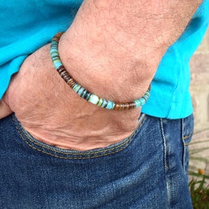 Pulsera surfera nativa americana navajo para hombre o mujer, hecha de cuentas heishi de nácar color caramelo y turquesa con un cierre deslizante de macramé.