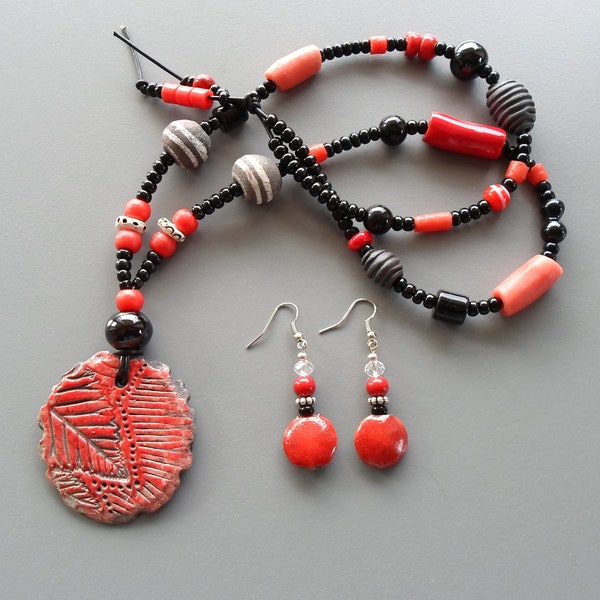 Parure collier et boucles d'oreilles avec pendentif en raku rouge corail et noir terres cuites africaines anciennes pâtes de verre vintage