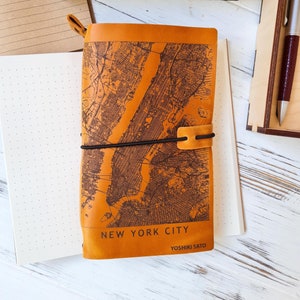 Carnet de voyage en cuir personnalisé avec carte gravée personnalisée | Carnet de notes rechargeable en cuir avec couverture Midori | Agenda de poche pour lui