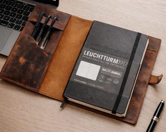Personalisierte Lederhülle für Moleskine A5, Notizbuchhülle nachfüllbar mit Stiftschlaufe, ideal für Künstler