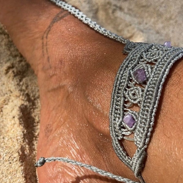 Sandales de pied gris macramé avec améthyste bracelet de cheville chevillère bohème hippie amérindien chaîne de cheville pour femme .