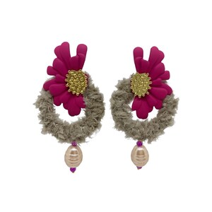 Op de afbeelding: Een paar roze bloemoorbellen met een gouden hartje en een bruine, pluche ring rond de bloem. De oorbellen hebben een parel die eronder hangt.