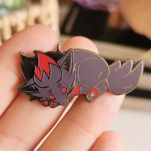 Spilla smaltata Zorua Sleeping Hard | Normale o Lucida