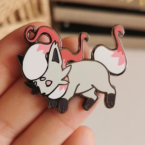 Spilla smaltata Hisui&#39;s Zorua Sleeping Hard | Normale o Lucida