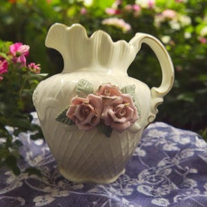 Vintage weiße Krug mit Goldrand, geprägten Details und Rosen und rosa applizierten Rosen und Blättern