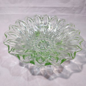 Vintage West German Lausitzer Glaswerke Orion 3 toed 9&#39;&#39; bowl in Green