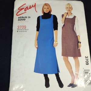 Könnte beinhalten: Ein Schnittmuster für ein ärmelloses Kleid mit quadratischem Ausschnitt. Das Schnittmuster ist für die Größen 18-20-22-24. Das Schnittmuster heißt "Easy Stitch 'n Save" von McCall's und hat die Nummer 3709.
