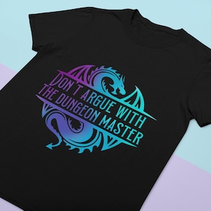 Può includere: Maglietta nera con un'immagine di un drago blu e viola e il testo "Non discutere con il Dungeon Master".