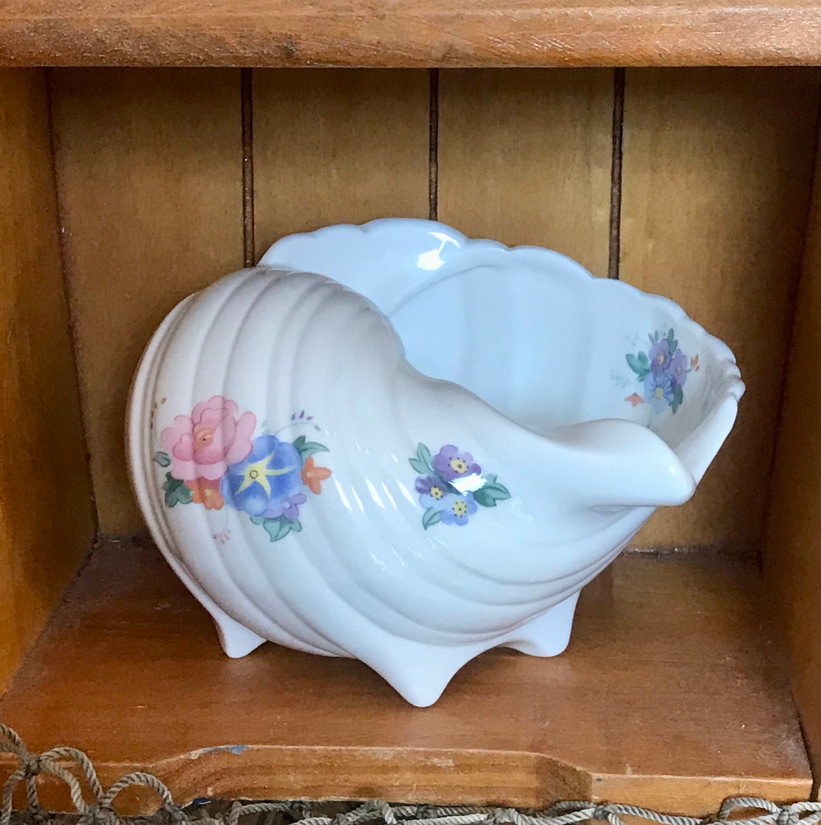 Vintage Poole Pottery shell vase bowl. Ceramic winkle, conch twintone