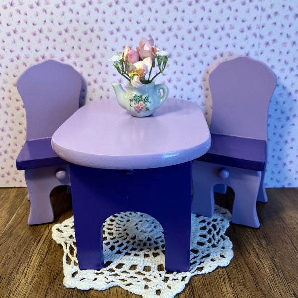 Ensemble de repas Barbie violette, table et 2 chaises en bois OOAK, rénovation vintage