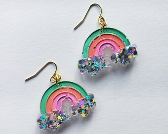 Boucles d'oreilles Mini Macramé Rainbow - boucles d'oreilles scintillantes, fastueux, arc-en-ciel, arc-en-ciel en macramé fait à la main, boucles d'oreilles nuage, mode festival