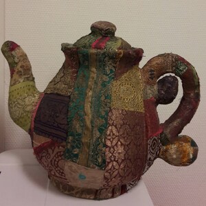 Teekanne aus Pappmaché, hergestellt aus Patchwork-Indianerstoffen auf einer stabilen Oberfläche
