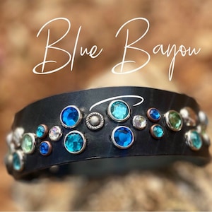 Collar de cuero para perro con pedrería azul verdosa, collar para perro con pedrería inspirado en Blue Bayou, placa con nombre personalizada disponible