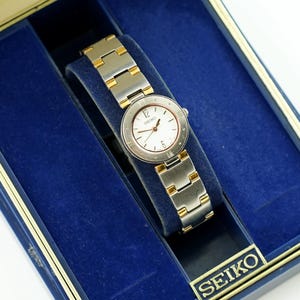Vintage Womens Seiko Silver Watch, Stainless steel Round Water resistant wristwatch in Original watch Box, gift for her, silver tone watch