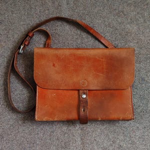 Bolso de hombro del ejército suizo A4, bolso vintage para oficial (1971), bolso de piel marrón para hombre, bolso para portátil para mujer, bolso cruzado para tableta para hombre.