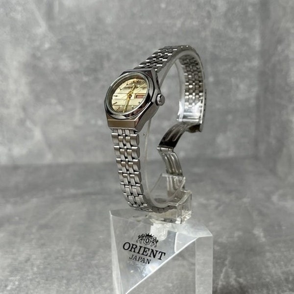 Women's Orient Watch 3 stars with a gray beige dial, vintage mechanical watch with self-winding, silver color bracelet wristwatch, Citizen