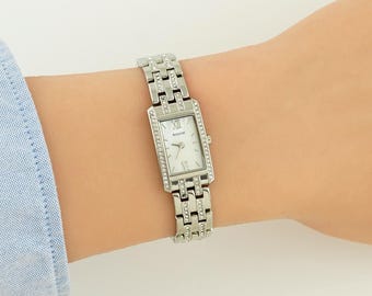 Vintage Elgin Ladies Watch: Diamond & Mother of Pearl Dial  display picture 3