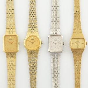 Può includere: Quattro orologi al quarzo vintage con cinturini in metallo oro e argento. Gli orologi hanno quadranti rettangolari e rotondi. I quadranti mostrano l'ora con le lancette e il nome del marchio. I cinturini hanno un design strutturato.
