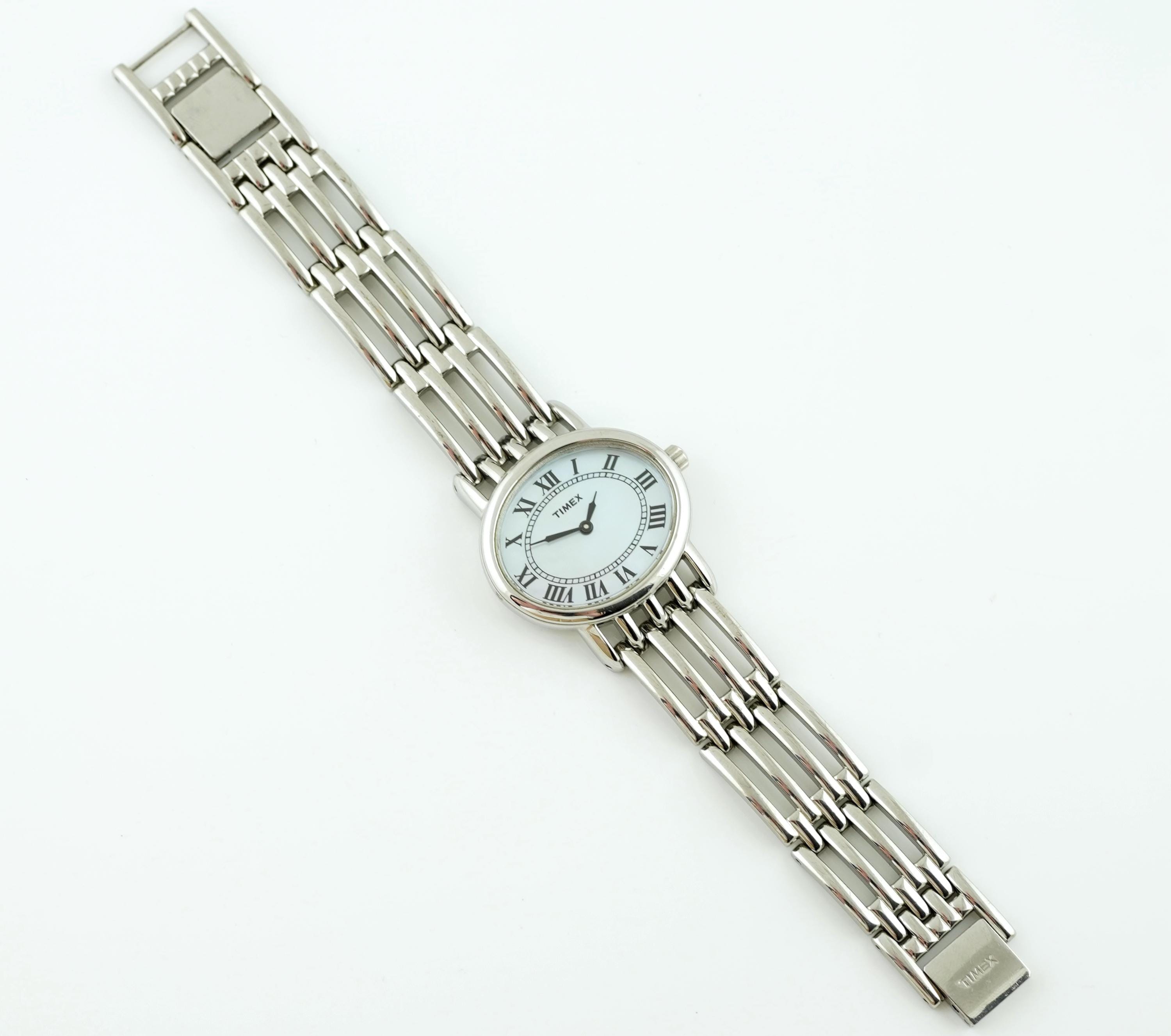 Montre Femme Vintage Timex - Boîtier Argent Acier, Bracelet Maille | Élégante Et Précise