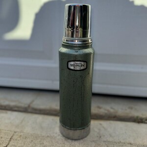Termo vintage Aladdin Stanley de EE. UU., cuarto de galón, color verde martillado, con caja. imagen 7