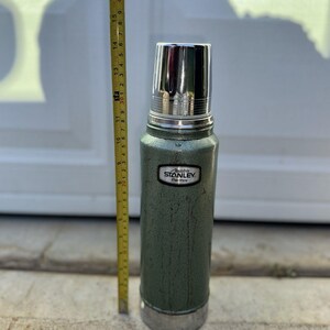 Termo vintage Aladdin Stanley de EE. UU., cuarto de galón, color verde martillado, con caja. imagen 14