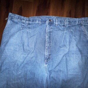 Pantalones vaqueros Wrangler Rugged Wear Angler talla 52x32 con cintura elástica y pliegues grandes. imagen 5