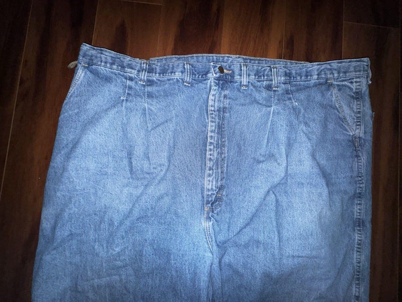 Pantalones vaqueros Wrangler Rugged Wear Angler talla 52x32 con cintura elástica y pliegues grandes. imagen 5