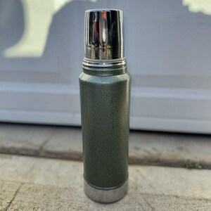 Termo vintage Aladdin Stanley de EE. UU., cuarto de galón, color verde martillado, con caja. imagen 9