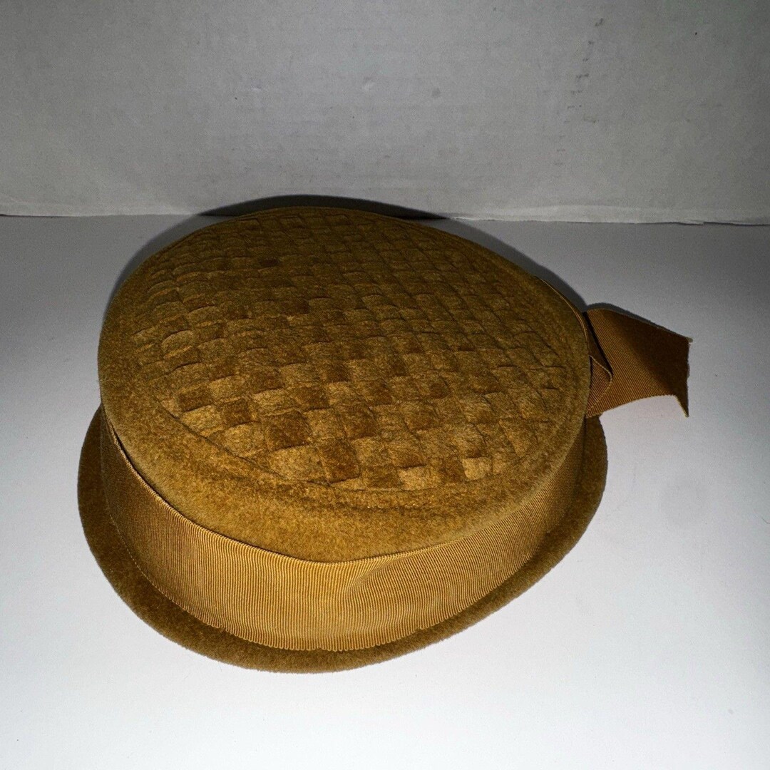 Vintage 1950s Chesterfield Pillbox Hat Mustard Yellow Felt Womens Mid Century Vintage 1950s Chesterfield Pillbox Hat Mustard Yellow Felt  main image 3