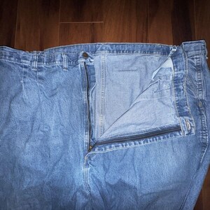 Pantalones vaqueros Wrangler Rugged Wear Angler talla 52x32 con cintura elástica y pliegues grandes. imagen 10
