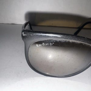 Gafas de sol Ray-Ban Bausch & Lomb France estilo ojo de gato vintage, color negro y plateado con efecto espejo. imagen 2